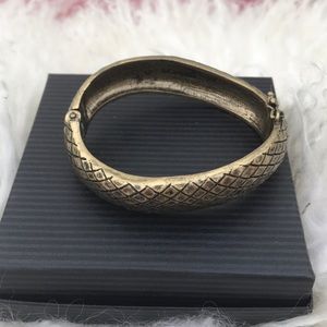 Lia Sophia Jewelry - Lia Sophia amazing bangle bracelet in excellent Lia Sophia Jewelry - Lia Sophia amazing bangle bracelet in excellent